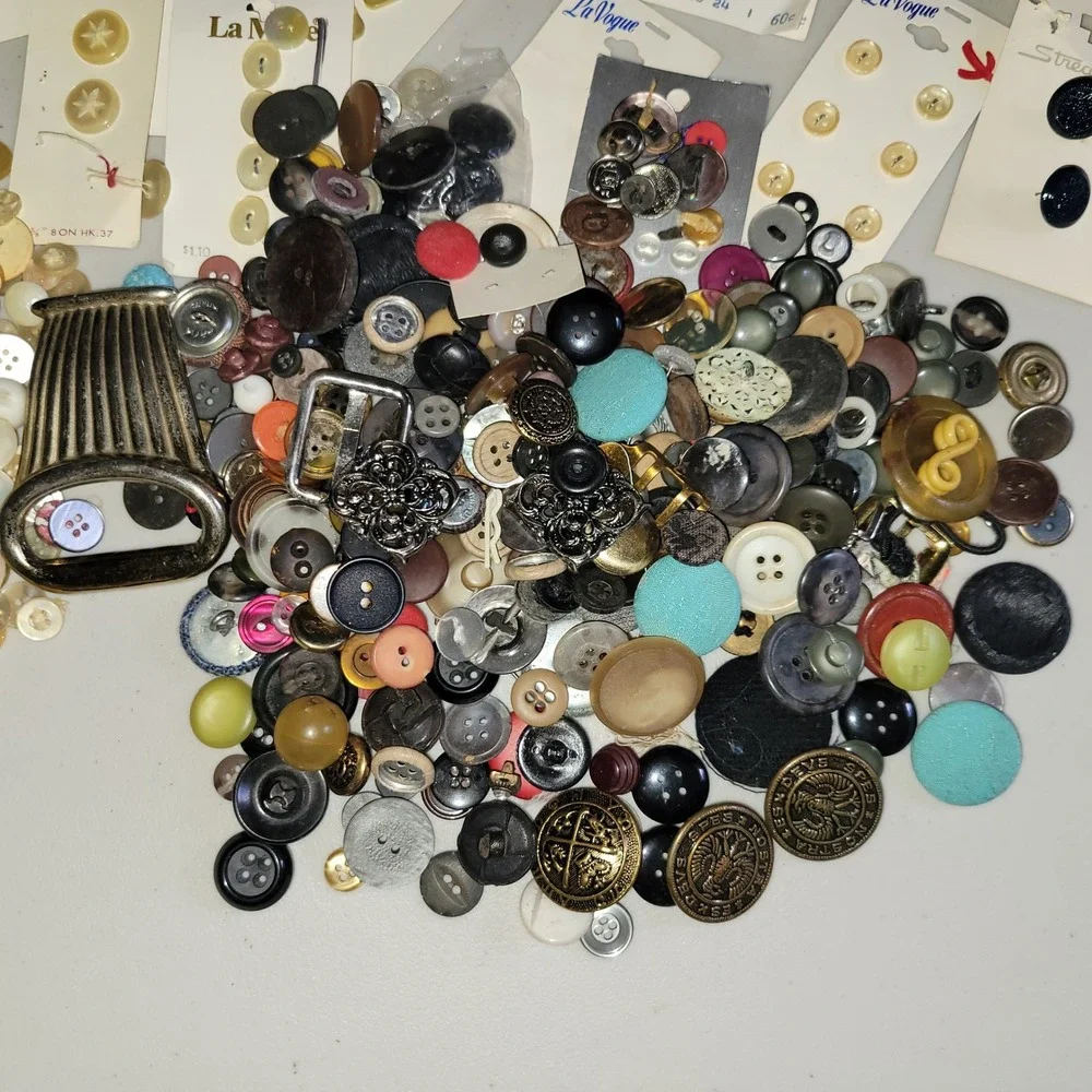 Vintage Button‎ Lot Bulk Mixed...Over 2lbs